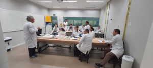 alunos de quimica no laboratório usando jaleco