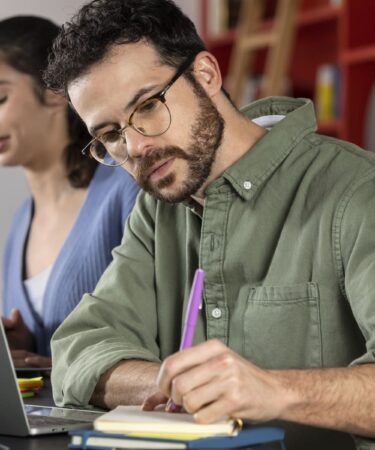 Homem estudando e anotações em caderno, representando a diferença entre curso técnico e profissionalizante no processo de aprendizado.