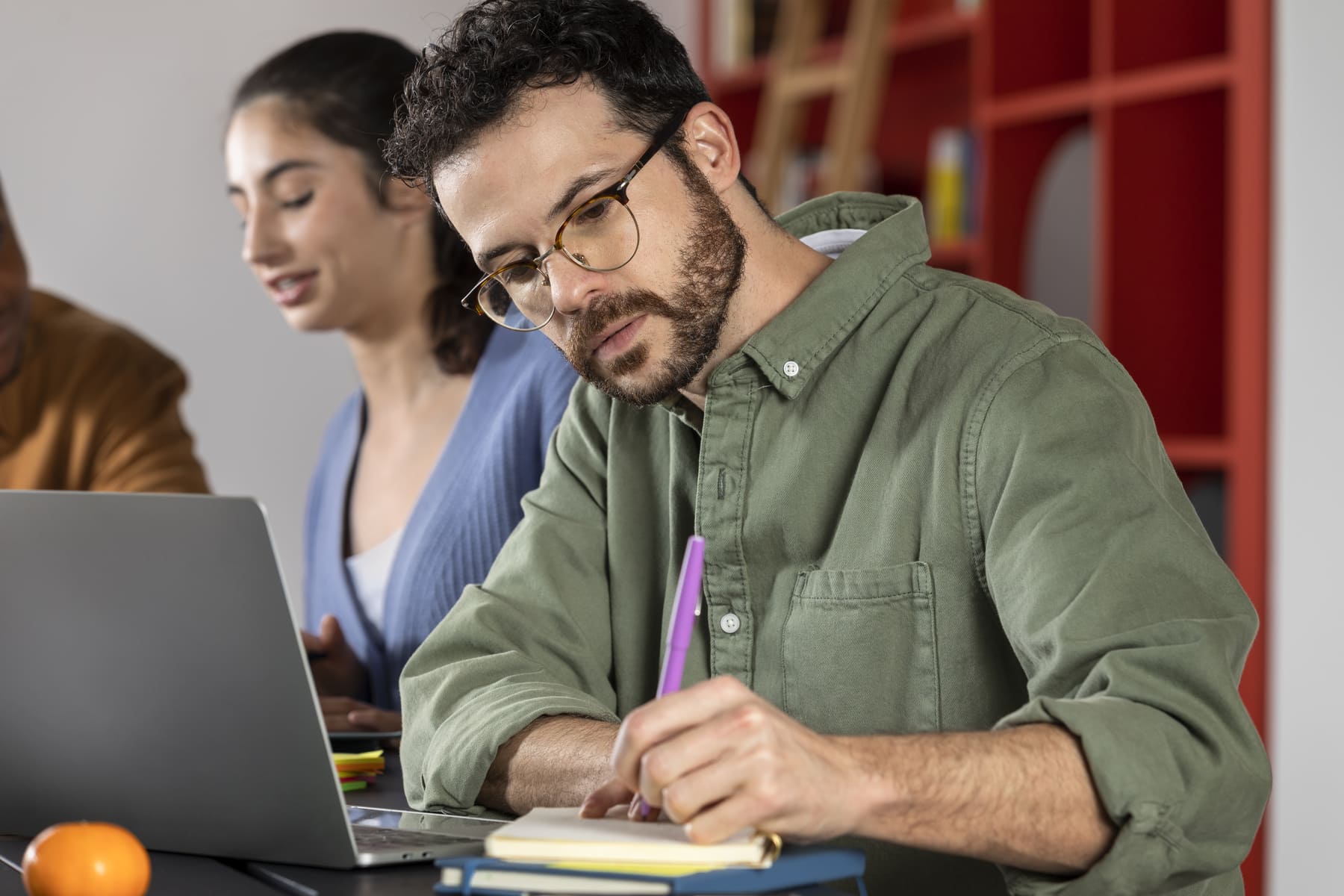 Homem estudando e anotações em caderno, representando a diferença entre curso técnico e profissionalizante no processo de aprendizado.