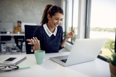 Profissional participando de uma aula online no notebook, representando quando fazer uma pós-graduação para desenvolver novas competências.