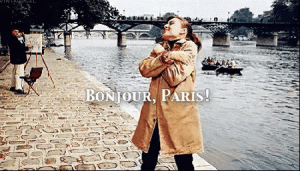 Mulher falando "Bonjour, Paris!"