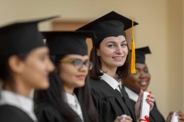Formandos durante cerimônia de graduação, destacando a diferença entre tecnólogo e bacharelado.