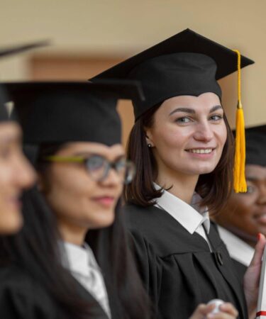 Formandos durante cerimônia de graduação, destacando a diferença entre tecnólogo e bacharelado.