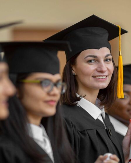 Formandos durante cerimônia de graduação, destacando a diferença entre tecnólogo e bacharelado.