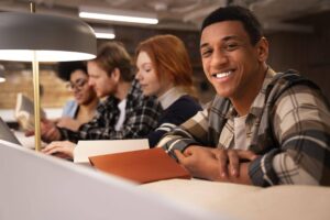 Grupo de estudantes em atividade acadêmica em conjunto.