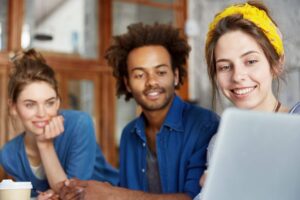 Grupo de amigos ou colegas reunidos, simbolizando jovens no mercado de trabalho em um ambiente descontraído e criativo.