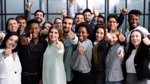 Imagem de um grupo grande de pessoas mostrando os polegares para cima.