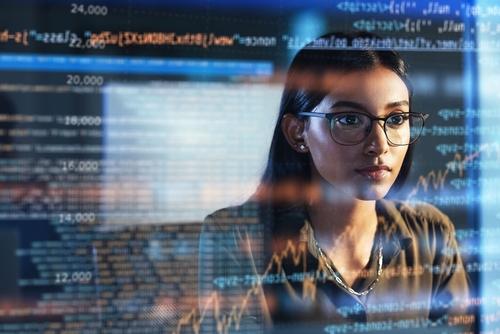 holograma com tela de codificação e programação e mulher de óculos analisando dados.