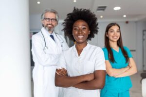 Grupo diverso de profissionais da saúde, incluindo médicos e enfermeiras, destacando a diversidade de profissões na área da saúde.