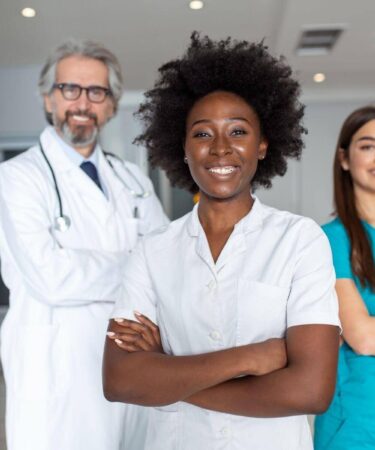 Grupo diverso de profissionais da saúde, incluindo médicos e enfermeiras, destacando a diversidade de profissões na área da saúde.