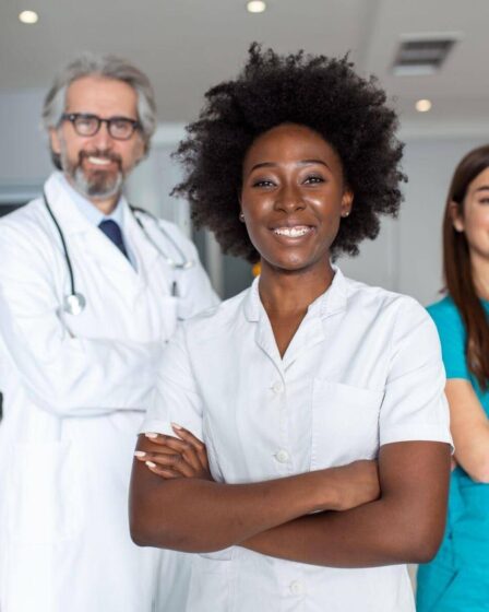 Grupo diverso de profissionais da saúde, incluindo médicos e enfermeiras, destacando a diversidade de profissões na área da saúde.