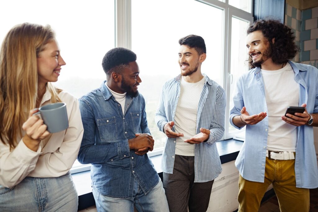 Grupo de profissionais conversando em um ambiente corporativo