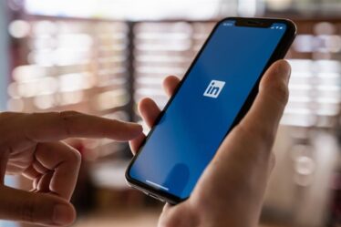 Logotipo do LinkedIn na tela do celular.