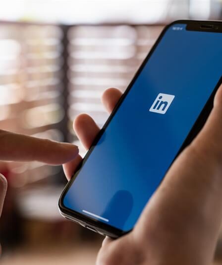 Logotipo do LinkedIn na tela do celular.