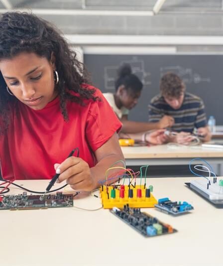 Mulher estudante em sala de aula de cursos técnicos em aula prática.