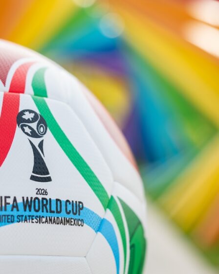 Foto divulgação da Copa do Mundo de futebol com uma imagem da bola que será utilizada na competição.