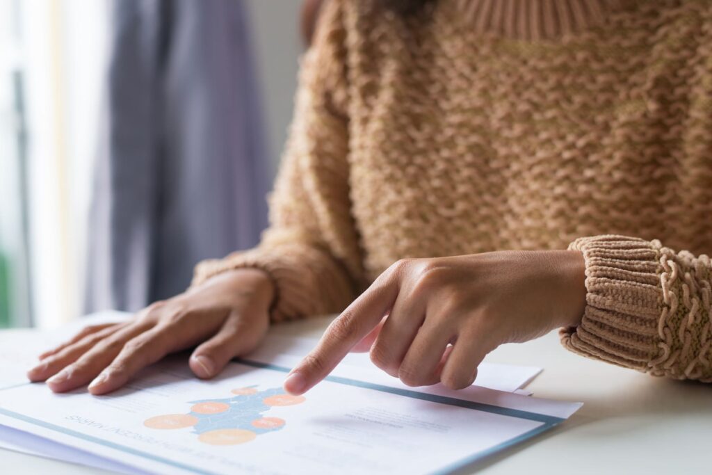  Pessoa analisando gráfico de desempenho, representando o que é PDI e o acompanhamento de metas de desenvolvimento.