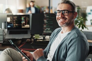 Programador, homem de negócios feliz e retrato com tablet para desenvolvimento de software, banco de dados de ai e código online. Engenheiro, rosto e gerente maduro em tecnologia digital com óculos em start-up criativa