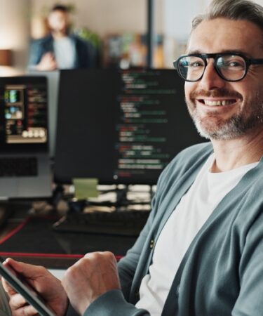 Programador, homem de negócios feliz e retrato com tablet para desenvolvimento de software, banco de dados de ai e código online. Engenheiro, rosto e gerente maduro em tecnologia digital com óculos em start-up criativa