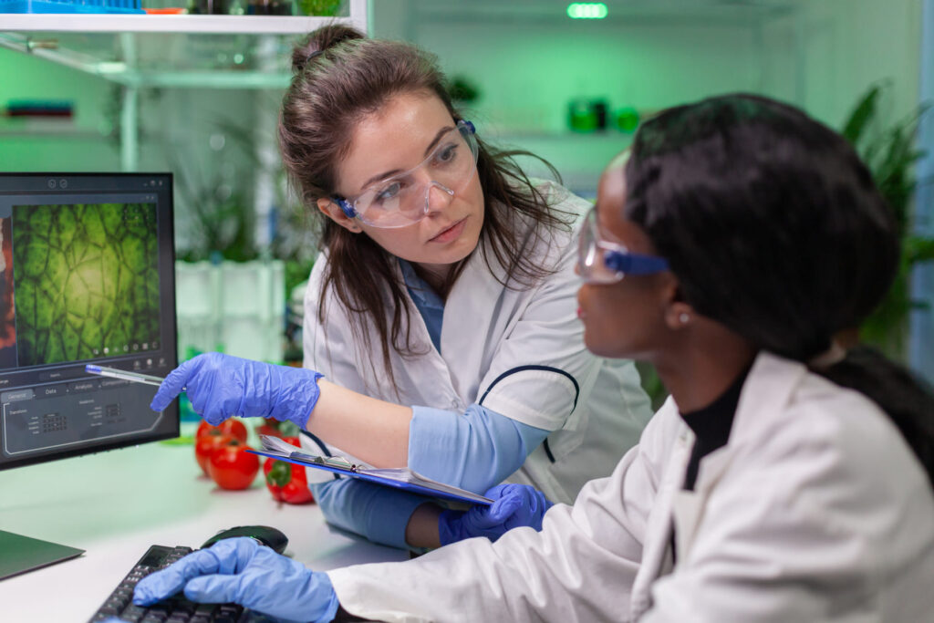 Pesquisadoras analisam material em laboratório, uma das inovações estudadas no Bacharelado em Ciências Biológicas.