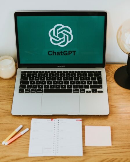IA de estudos sendo utilizada em notebook durante rotina de estudos.