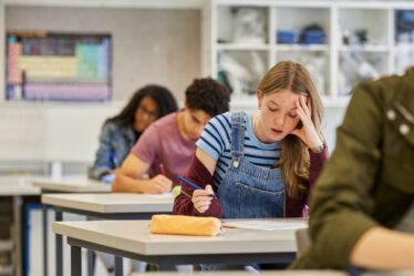 Estudante em sala de aula se preparando para o Enem 2026.