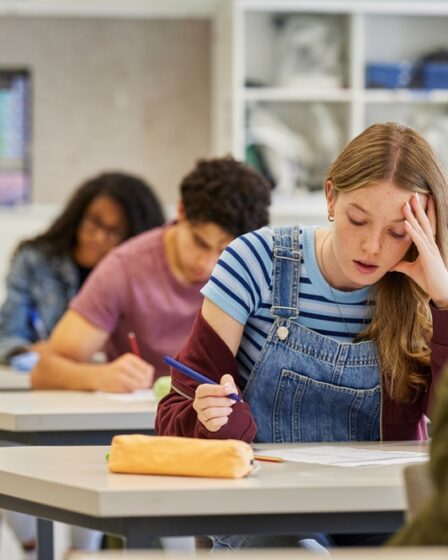 Estudante em sala de aula se preparando para o Enem 2026.
