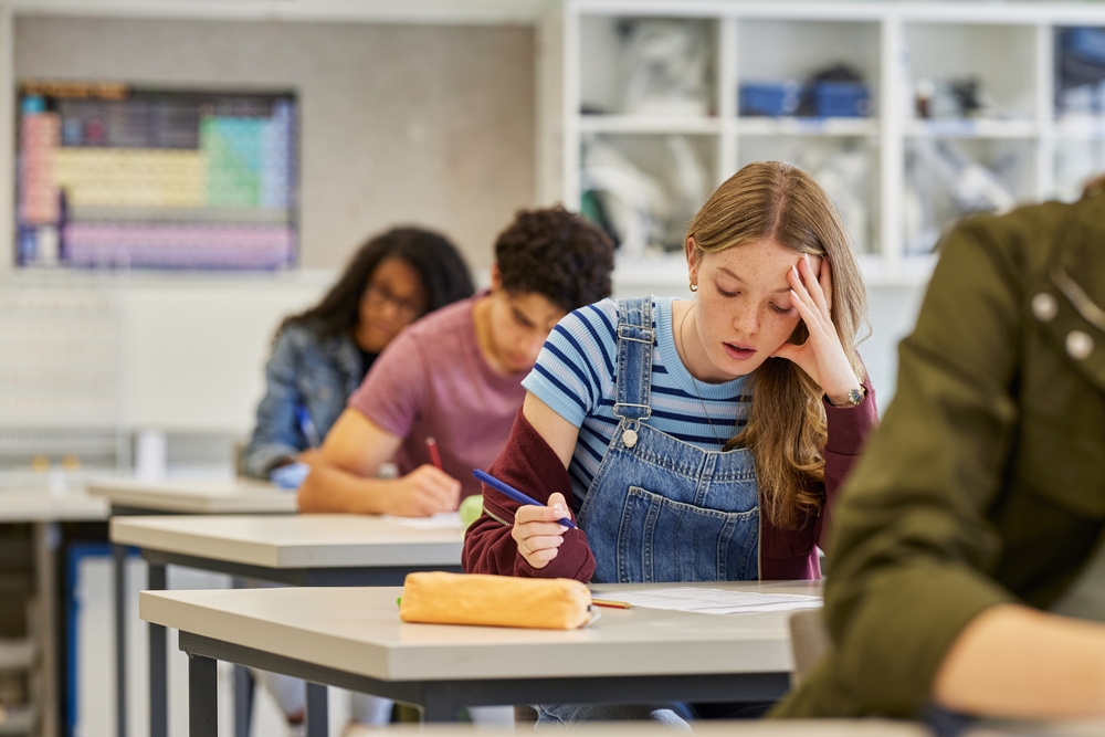 Estudante em sala de aula se preparando para o Enem 2026.