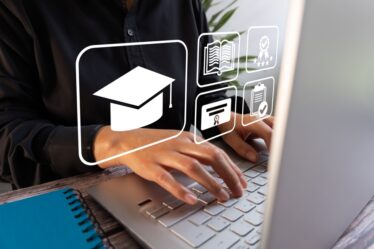 Uma pessoa digita em um notebook com ícones virtuais de um teto de graduação, livros, aprovação e certificados. Conceito de e-learning