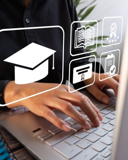 Uma pessoa digita em um notebook com ícones virtuais de um teto de graduação, livros, aprovação e certificados. Conceito de e-learning