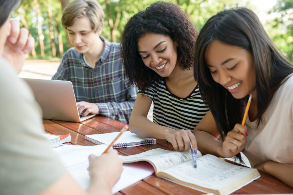Estudantes reunidos ao ar livre, em um momento de aprendizado sobre o que é citações em trabalhos acadêmicos