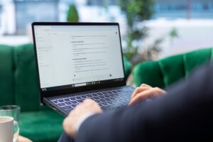 Estudante em frente ao notebook utilizando prompts para estudar com auxílio da IA.