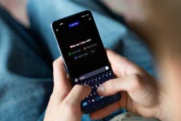 Pessoa digitando um prompt na IA para auxiliar nos estudos.