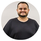 Enzo Feliciano em retrato institucional da equipe de autores Uninter