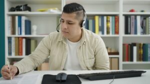 Jovem estudante em chamada de vídeo, fazendo anotações sobre o ikigai, em uma biblioteca.