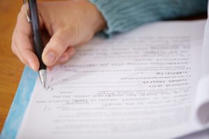 Estudante de curso de licenciatura respondendo questão da prova do Enade das licenciaturas.