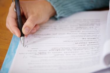 Estudante de curso de licenciatura respondendo questão da prova do Enade das licenciaturas.