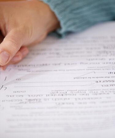 Estudante de curso de licenciatura respondendo questão da prova do Enade das licenciaturas.