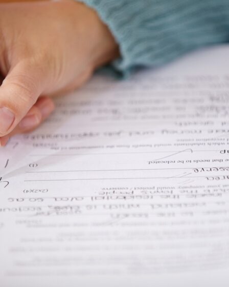 Estudante de curso de licenciatura respondendo questão da prova do Enade das licenciaturas.