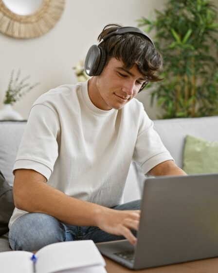 Menino escutando música enquanto estuda em casa.