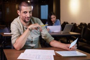 Homem revisando documentos, ilustrando o que são as Ciências Contábeis e a análise estratégica de dados empresariais.