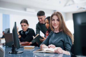 Estudantes em sala de aula aprendendo qual a diferença entre MBA e pós-graduação.