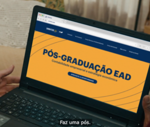 Notebook apresentando página de Pós-Graduação EAD da Uninter.