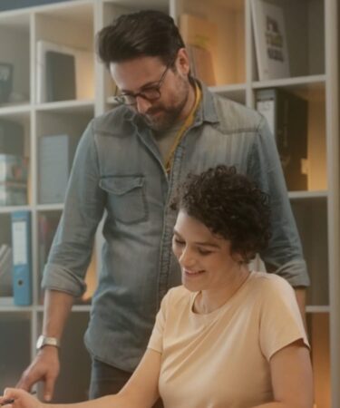 Claúdia, personagem da novelinha Uninter "O Próximo Passo", estuda para desenvolver mais o empreendedorismo.