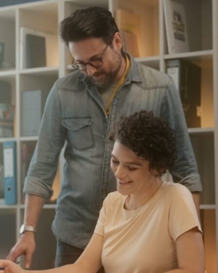 Claúdia, personagem da novelinha Uninter "O Próximo Passo", estuda para desenvolver mais o empreendedorismo.