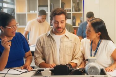 Leo, personagem da novelinha da Uninter "O Próximo Passo" e estudante do formato semipresencial, realiza atividades práticas em laboratório juntamente com colegas de graduação.