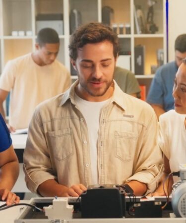 Leo, personagem da novelinha da Uninter "O Próximo Passo" e estudante do formato semipresencial, realiza atividades práticas em laboratório juntamente com colegas de graduação.