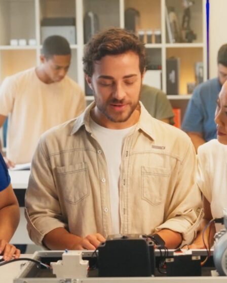 Leo, personagem da novelinha da Uninter "O Próximo Passo" e estudante do formato semipresencial, realiza atividades práticas em laboratório juntamente com colegas de graduação.