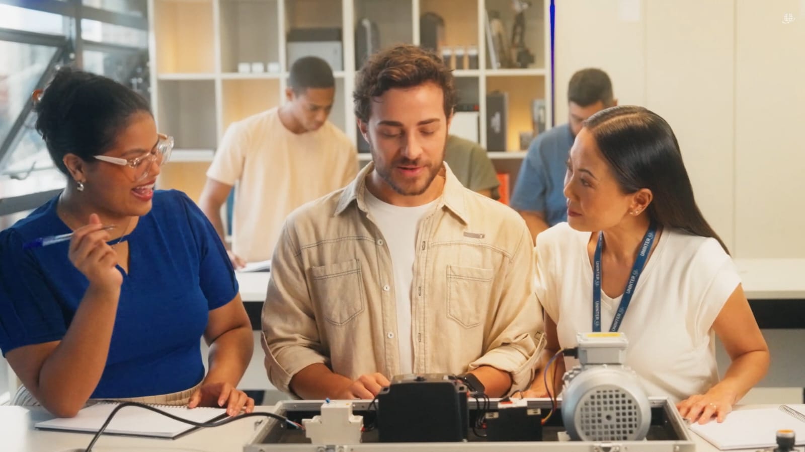 Leo, personagem da novelinha da Uninter "O Próximo Passo" e estudante do formato semipresencial, realiza atividades práticas em laboratório juntamente com colegas de graduação.