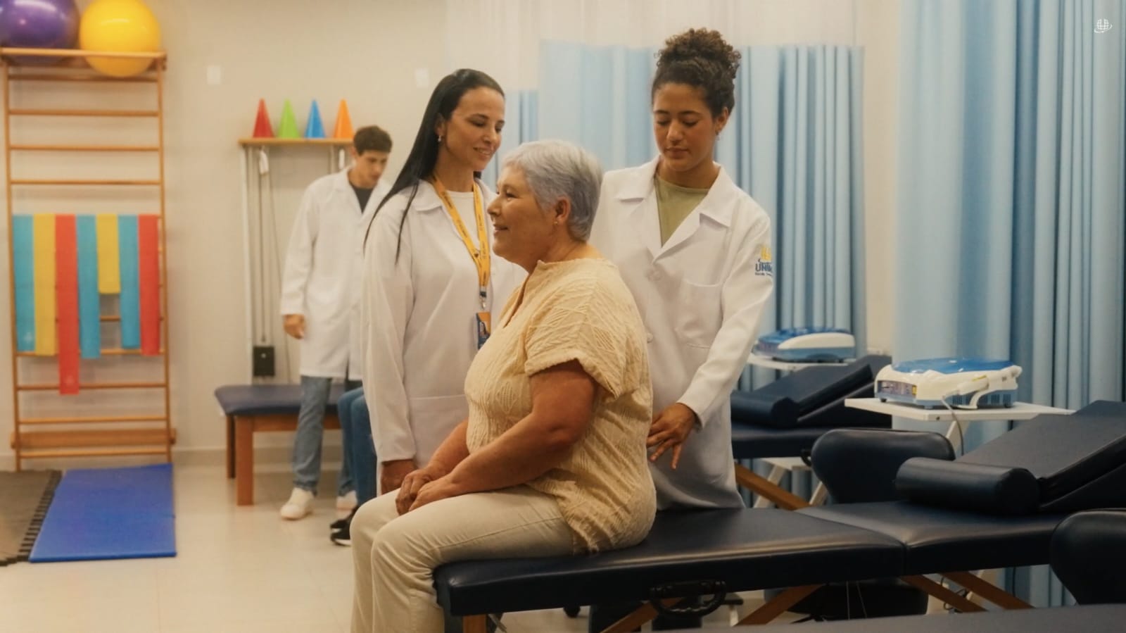 Júlia, personagem da novelinha da Uninter "O Próximo Passo", realiza práticas do curso de Fisioteria com orientações de uma professora.